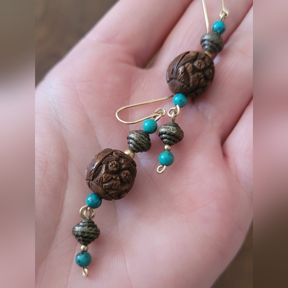 Intricate Carved Wood, Glass and Clay Beaded Bracelet and Earring Set. - Picture 2 of 4